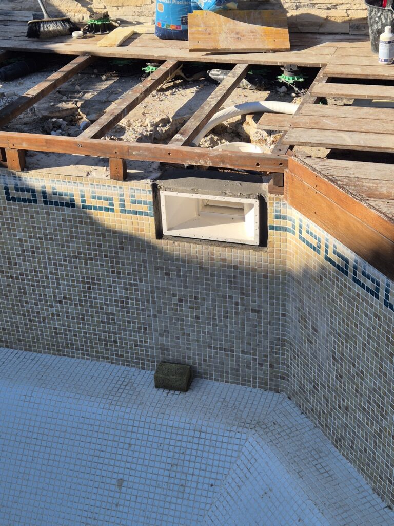Pose d'un nouveau skimmer sur la piscine à Clarensac