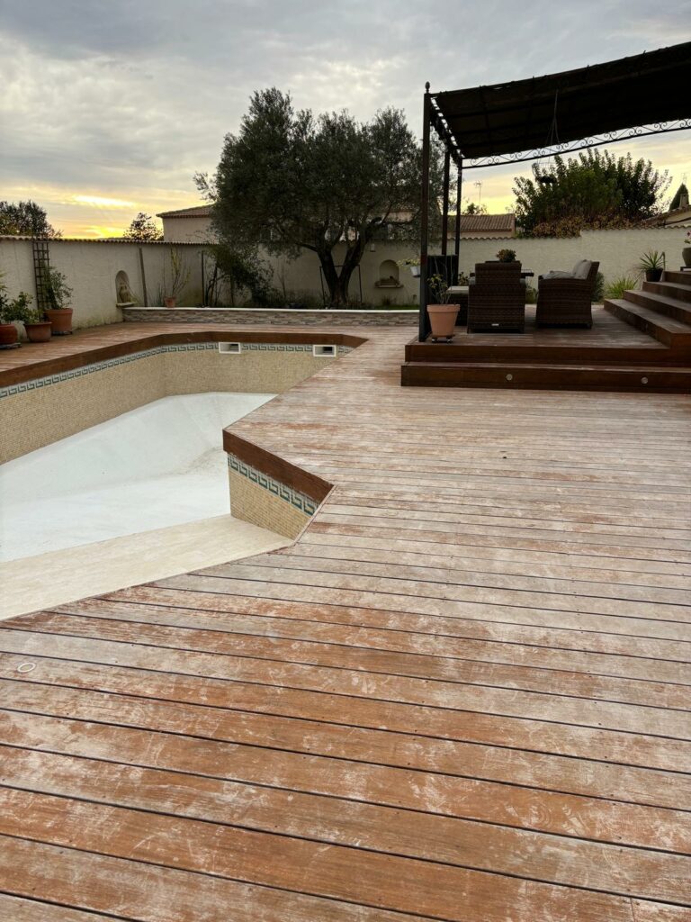 Terrasse en bois remise en état après rénovation des canalisations de piscine à Clarensac