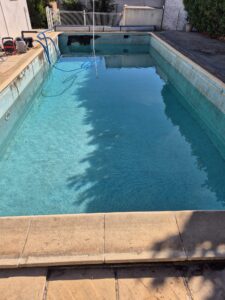 Rénovation complète d’une piscine: rehaussement du fond et pose de membrane armée