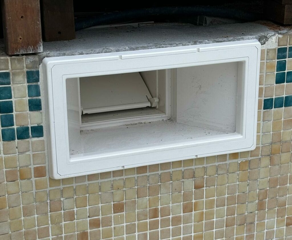 Remise en état autour du skimmer après remplacement