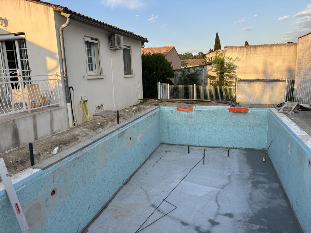 Rehaussement du fond de piscine avec béton Airium - FMH Piscines