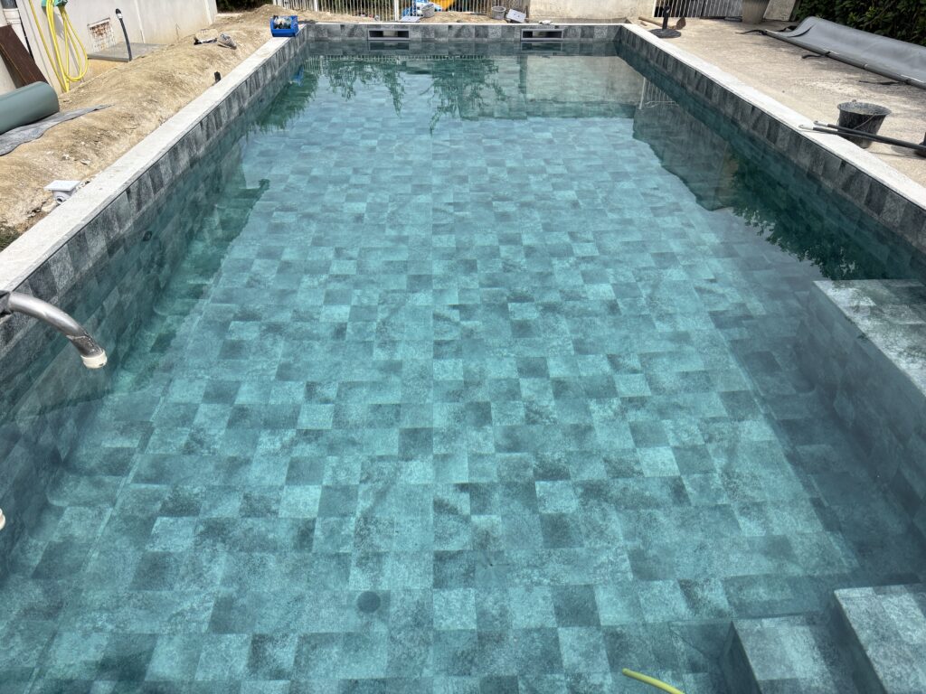 Rénovation complète d’une piscine: rehaussement du fond, nouvel accès et membrane armée