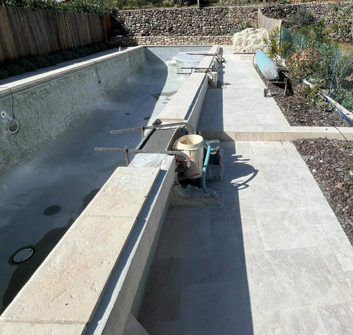 Piscine rénovée avec nouvelles pièces à sceller avant la pose de la membrane armée