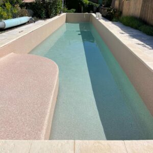 Rénovation de piscine: remplacement des pièces à sceller et pose d’une membrane armée