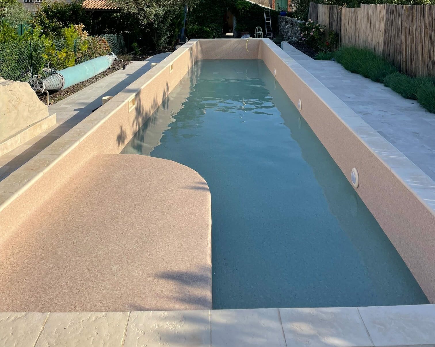 Piscine rénovée avec membrane armée après remplacement des pièces à sceller