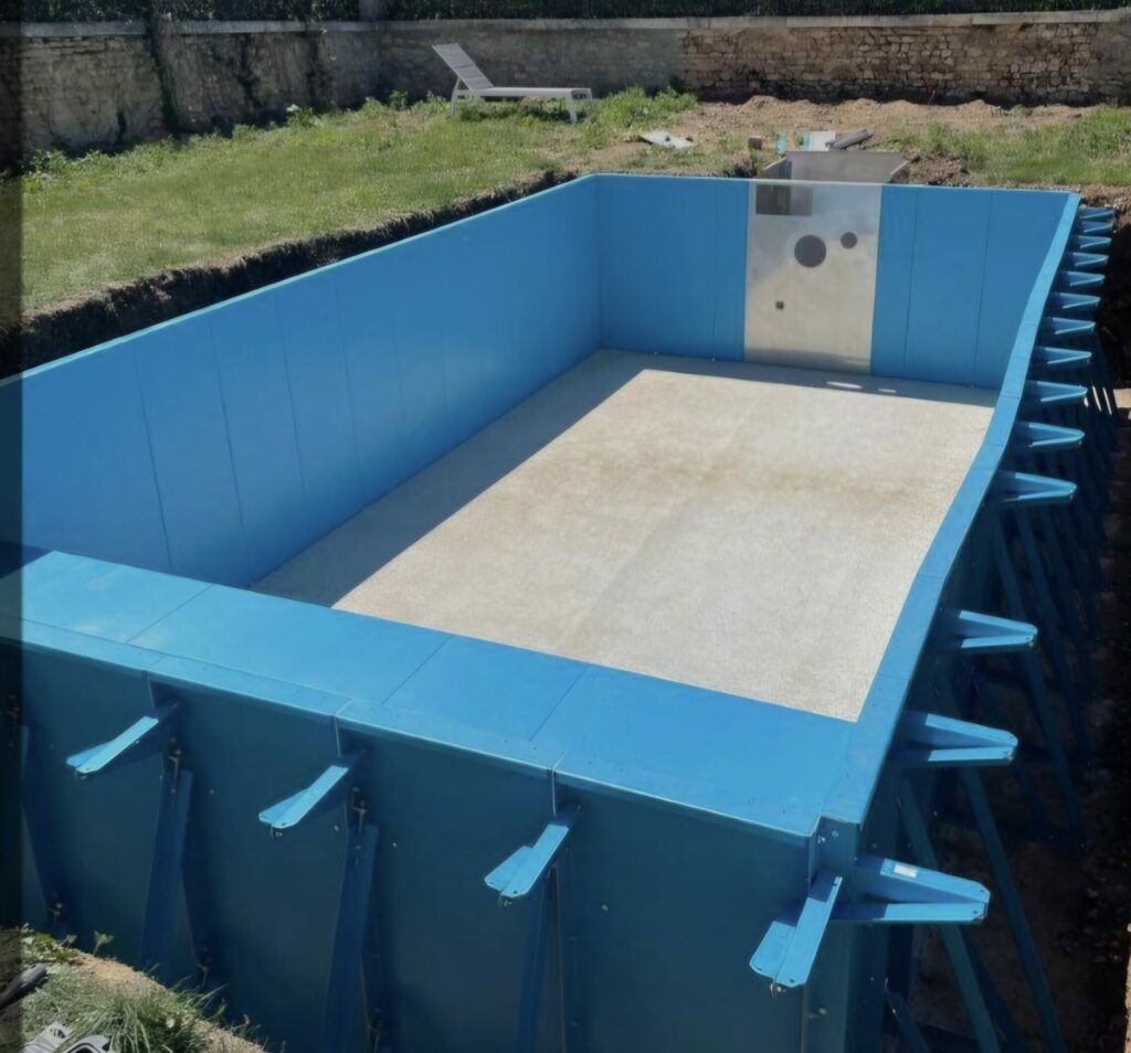 Construction d'une piscine Aquinox GALEO en panneaux d'acier galvanisé