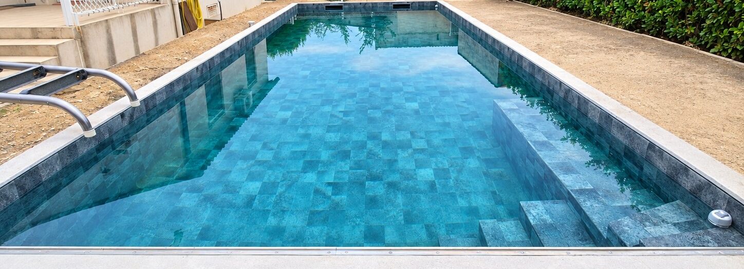 Piscine rénovée avec membrane armée - résultat final - FMH Piscines