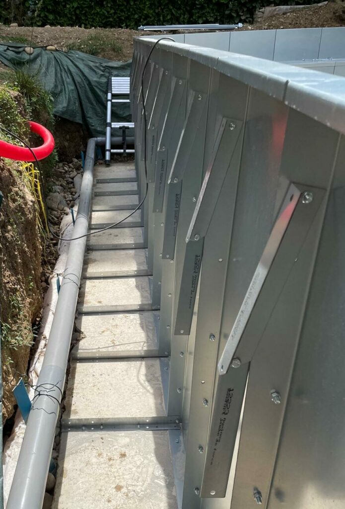 Jambes de force et renforts extérieurs d'une piscine Aquinox en panneaux d'acier galvanisé