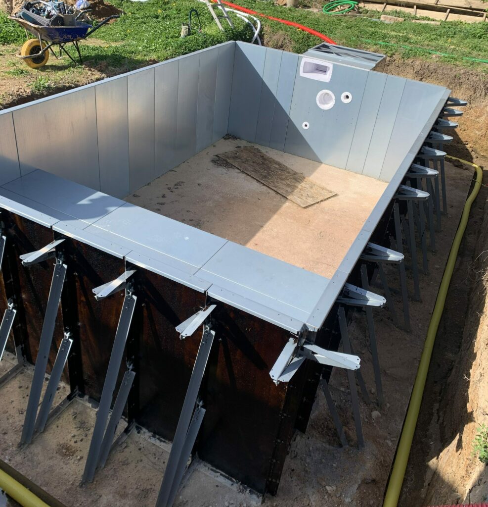 Structure de piscine Aquinox en panneaux d'acier galvanisé avec jambes de force